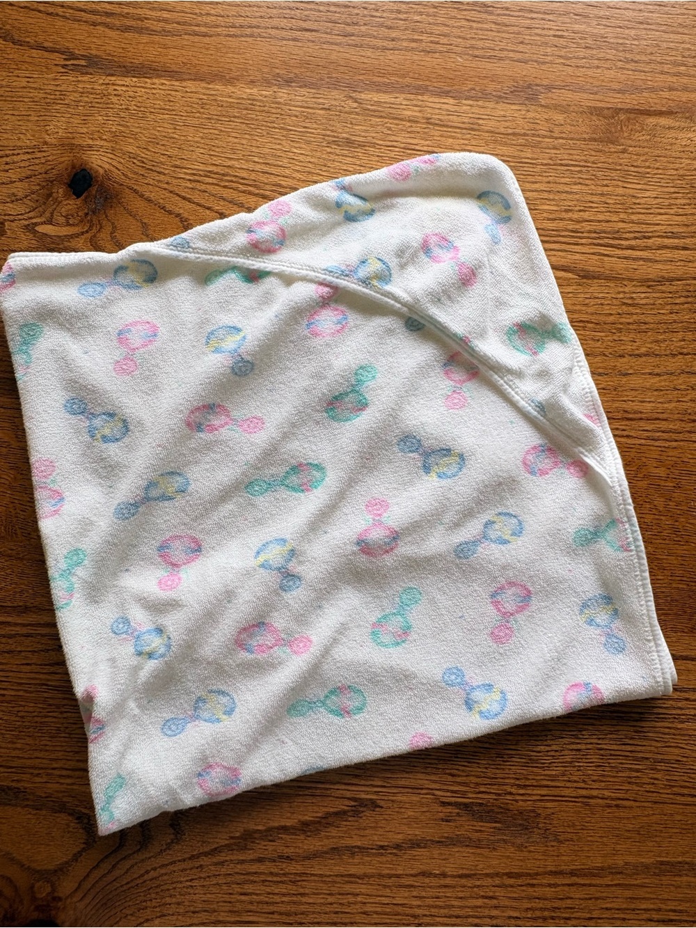 Vintage Carters-style Baby Hooded towel with Pastel Rattle Print - Picture 4 of 6